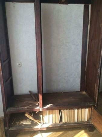 <p>Daha fazla dayanamyıp dolabı açan ev sahipleri, dolabın içinde çok eski yıllara ait bu kitabı buldu.</p>

<p> </p>
