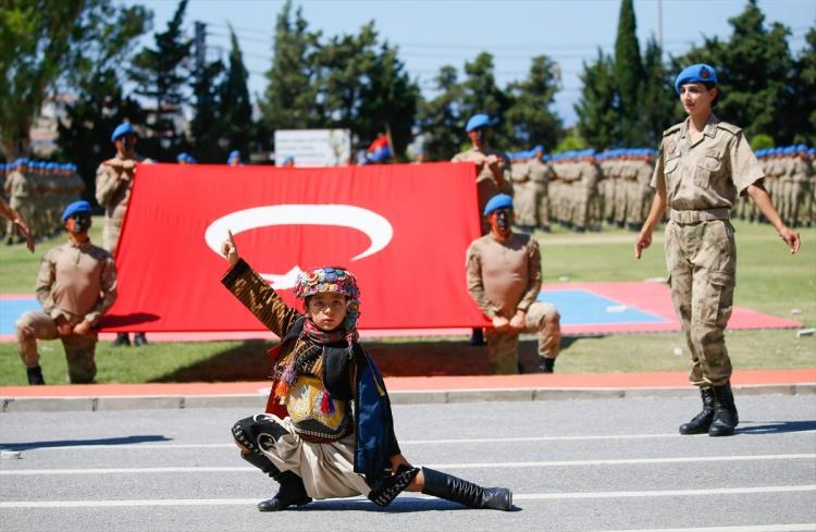 <p>Jandarma Komando Okulu ve Eğitim Merkezi Komutanlığındaki "3. Dönem Subay Komando Temel Kursu" töreninde saygı duruşunda bulunuldu ve İstiklal Marşı okundu.</p>
