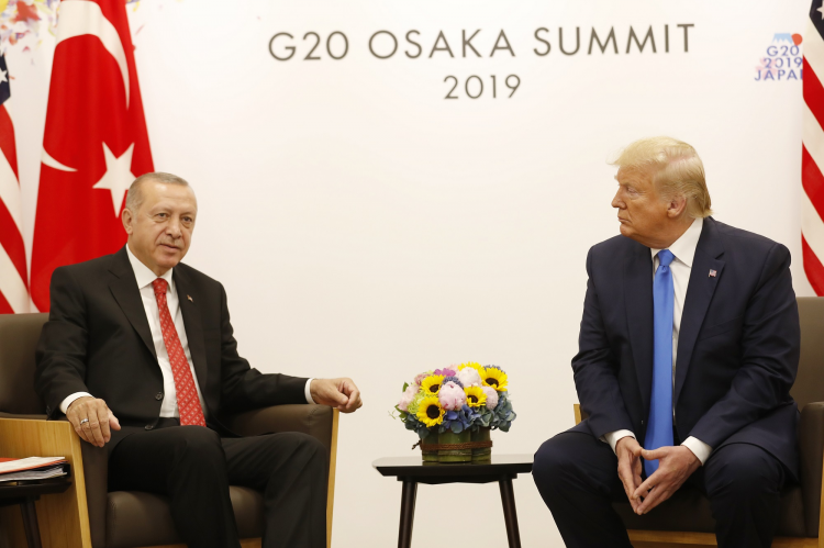 <p>Aile fotoğrafında ve kültürel etkinlik sırasında yan yana duran ve bir süre sohbet eden Cumhurbaşkanı Erdoğan ile ABD Başkanı Donald Trump, zirvenin son günü yarım saati aşan bir görüşme gerçekleştirdi. </p>

<p> </p>
