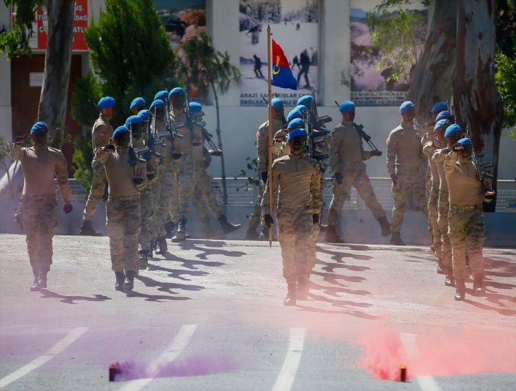 <p>Yaklaşık 43 hafta süren komanda temel eğitim kursunun birincisi, temizlik görevlisi babasının zorlukla büyüttüğü Merve Gezginci oldu.</p>