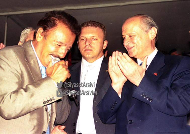 <p>Devlet Bahçeli, arabasında sürekli dinlediği ve hayranı olduğu Ferdi Tayfur'u dinlerken - 2003</p>
