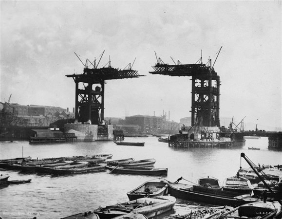 <p> Londra'da yer alan Tower Bridge'in 19. yüzyılda ortası boşken. </p>

<p> </p>
