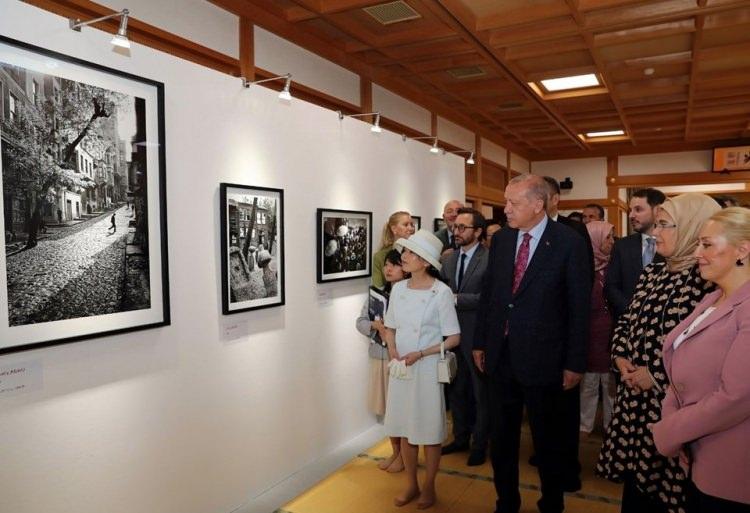 <p>Ara Güler'in yarım asrı aşan meslek hayatı boyunca çektiği fotoğrafların dünyanın dört bir yanındaki müzelerin, koleksiyonların, albüm ve sergilerin baş köşesinde yer aldığını anlatan Erdoğan, şunları kaydetti:</p>

<p>"İstanbul'u hayatının ve sanatının odağına koyan Ara Güler'in serüveni Türkiye'nin yakın tarihinde de adeta bir özet gibidir. Sergiyi ziyaret eden Japon dostlarımızın İstanbul ve Türkiye ile ilgili bilgi dağarcığına bu vesileyle katkıda bulunmak bizler için büyük bir mutluluk olacaktır. Bu serginin tarihe damgasını vurmuş olan Türk ve Japonlar arasındaki kadim dostluğu daha da güçlendireceğine inanıyorum. Tabii aynı şekilde bu arada bu serginin daha güçlü bir şekilde İstanbul'da doğuşuna da vesile olan Doğuş Grubu'na, dolayısıyla Ferit Bey'e de özellikle teşekkür ediyorum." </p>

<p>Konuşmasının sonunda Ara Güler'i saygıyla yad eden ve Japon sanatseverleri sergiye davet eden Erdoğan, emeği geçenlere teşekkürlerini sundu.</p>

<p> </p>
