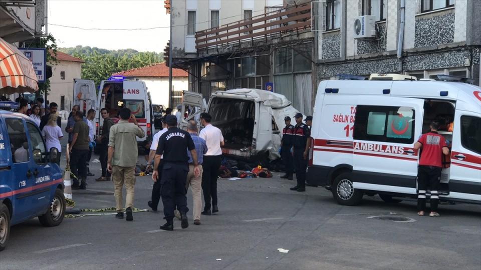 <p>Edirne’nin Meriç ilçesinde meydana gelen trafik kazasında 10 kaçak göçmen hayatını kaybetti, 30 kaçak göçmen de yaralandı. </p>
