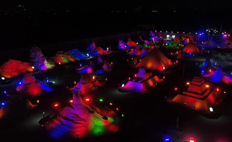 <p>Lara Birlik Halk Plajı'ndaki festival alanında, farklı ülkelerden 15 kum heykeltıraşın yaklaşık 10 bin ton kum kullanarak "Deniz Efsaneleri" temasında yaptığı 200'e yakın eser sergileniyor.</p>
