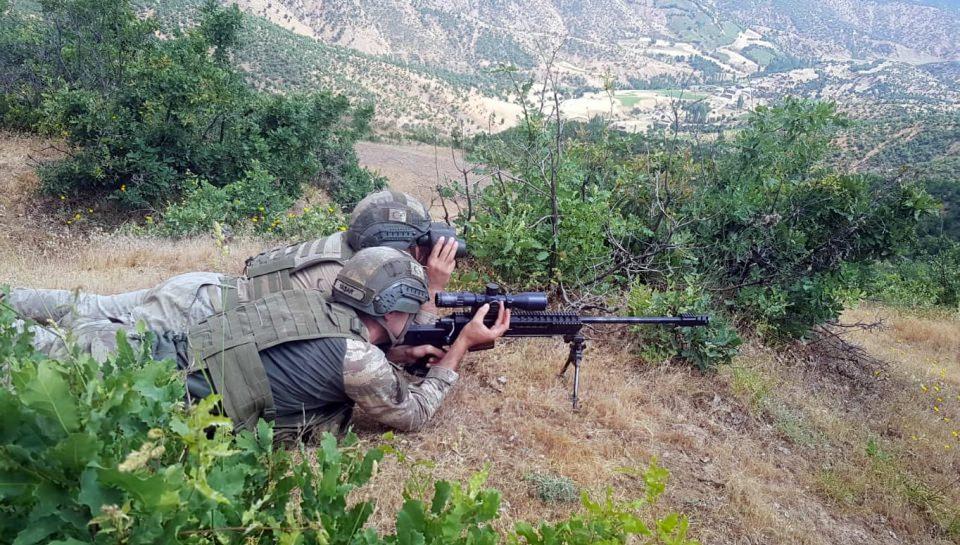 <p>Son bir yılda Diyarbakır, Batman, Bitlis, Muş, Elazığ ve Bingöl'deki saldırıların talimatını verdiği öğrenilen teröristin, 25 Ağustos 2018'de Jandarma Uzman Çavuş Yunus Emrah Ateş'in Bingöl'de şehit düştüğü terör saldırısının planlayıcısı olduğu belirlendi. </p>
<p> </p>