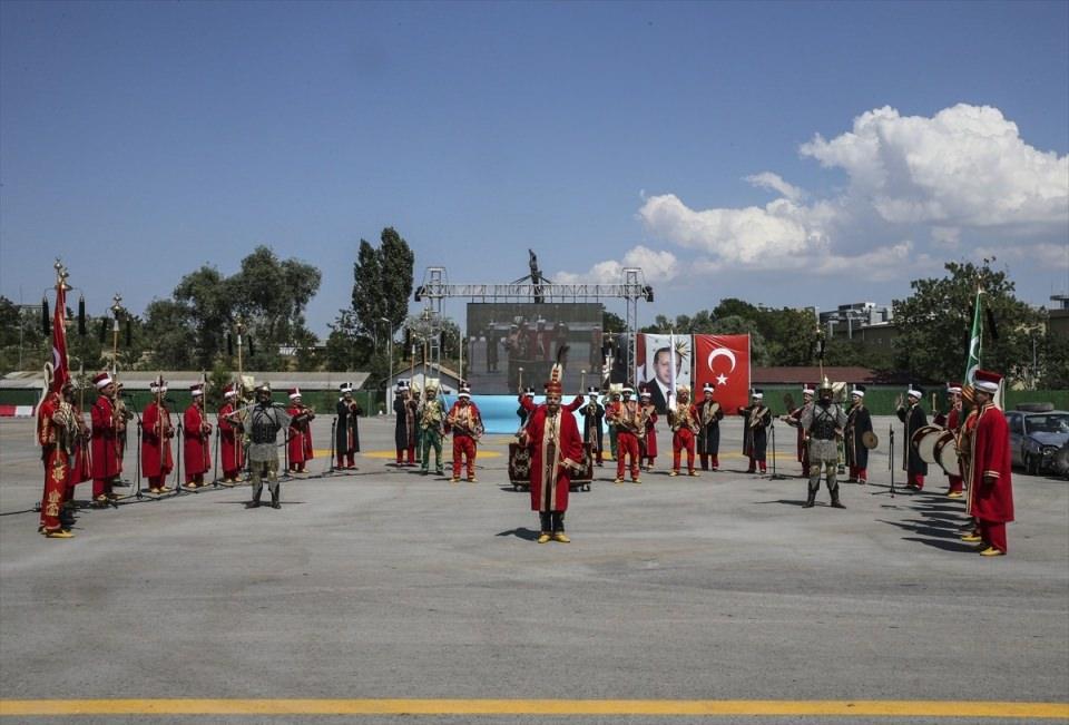 <p>FIEP Toplantısı Heyet Başkanı Albay Oussoren program sonunda yaptığı konuşmada, etkileyici bulduğu tatbikat dolayısıyla jandarma personeline teşekkür etti.</p>
<p></p>