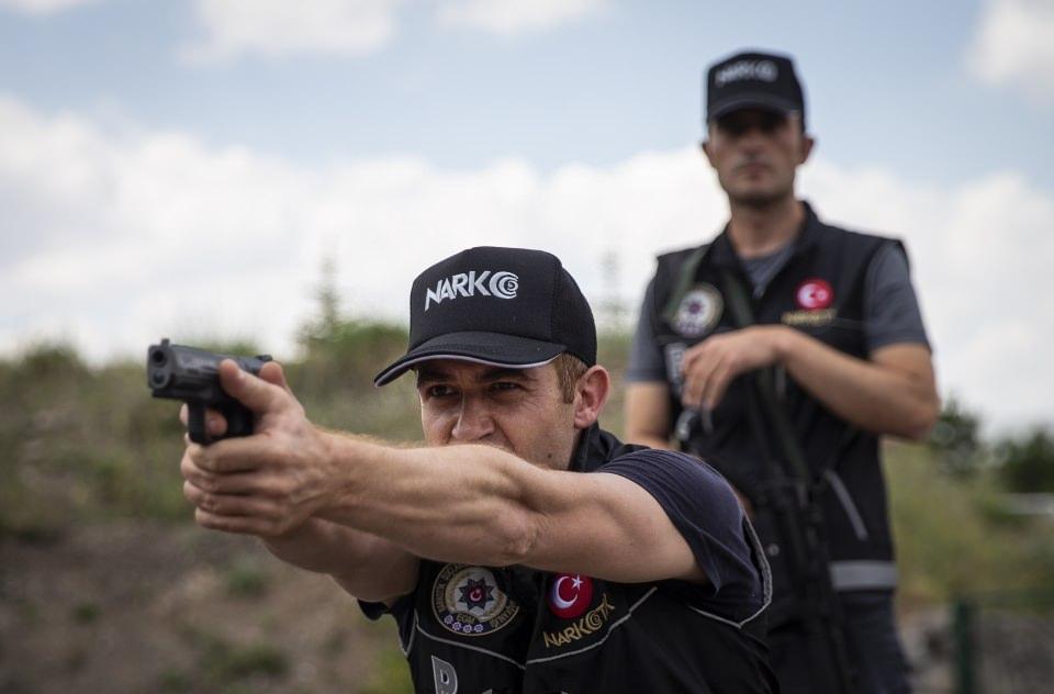 <p><strong>Polislerin en büyük yardımcısı: dedektör köpekler</strong></p>
<p>Operasyonlarda personelin en büyük yardımcısı olan görev köpeklerine ilişkin bilgi veren Yılmaz, Daireye bağlı Köpek Eğitim Merkezi'nde 10 farklı branşta eğitim verildiğini kaydetti. Yılmaz, "Türkiye genelinde görev yapan narkotik köpeklerimiz, 2018 yılında yakalanan uyuşturucu maddenin yüzde 43'ünün, uyuşturucu hapın da yüzde 40'ının bulunmasına katkı sağlamıştır. Yürüttüğümüz mücadelede narkotik köpekleri çok ciddi yer tutmaktadır." dedi.</p>