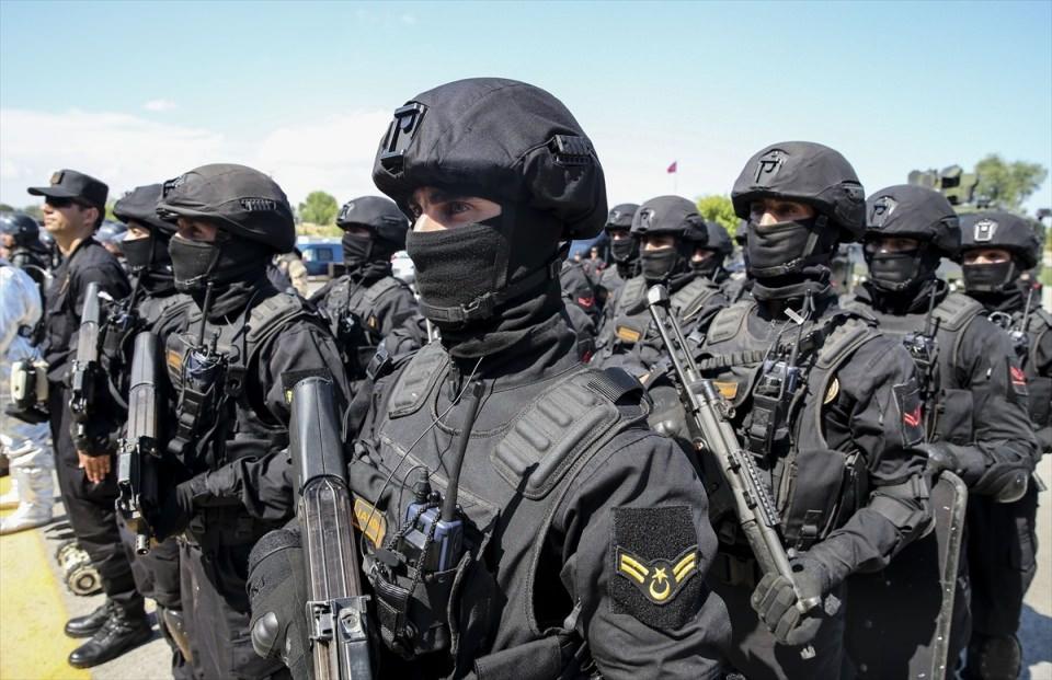 <p>Jandarma Komando Özel Asayiş Komutanlığı (JÖAK) birliklerinin, rehine kurtarma ve toplumsal olaylara müdahale tatbikatı izleyicilerin beğenisini topladı.</p>
