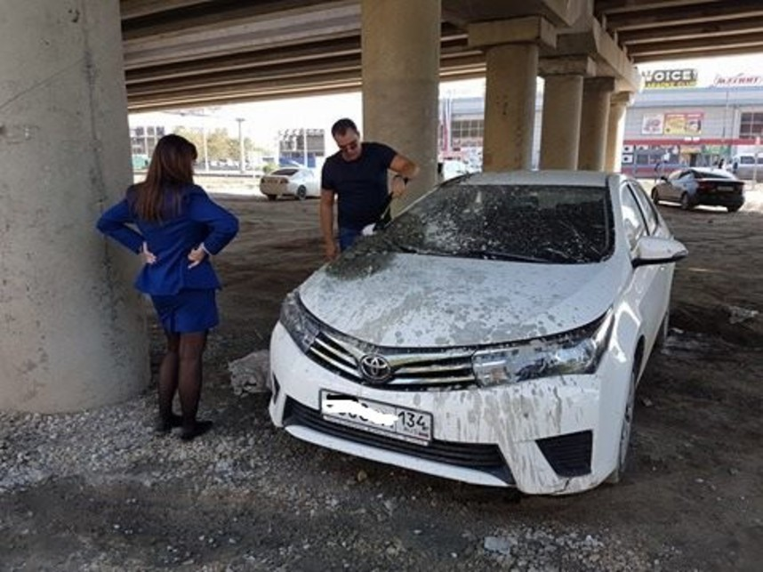 <p>Rusya'da arabasını köprü altına park edip giden adam, geri döndüğünde neye uğradığını şaşırdı.</p>

