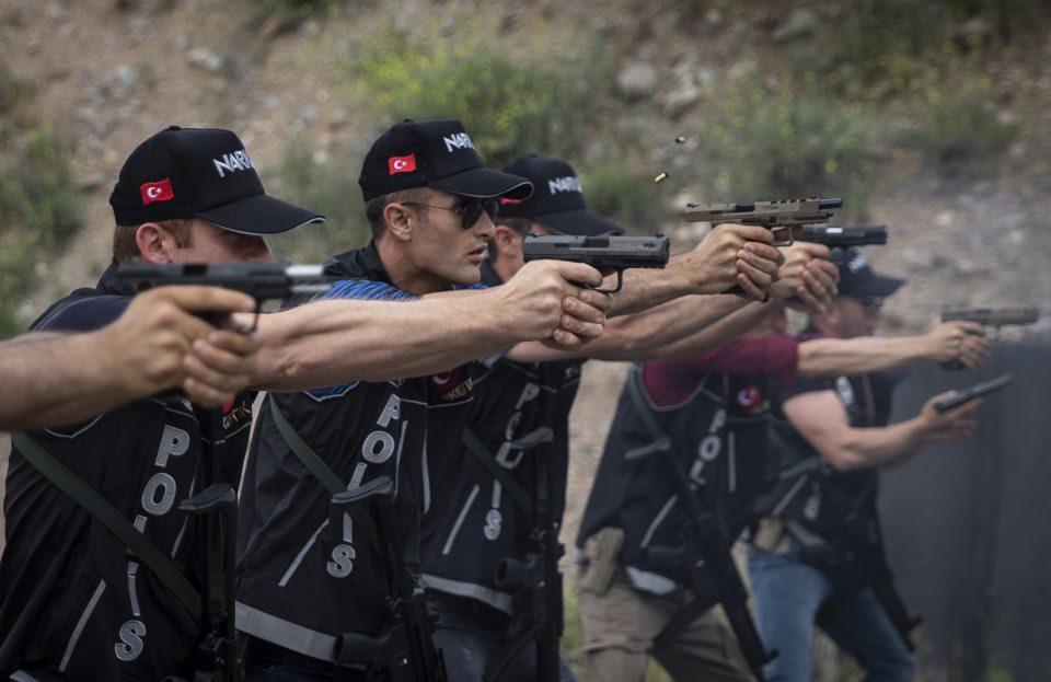 <p><strong> Farkındalık ve bilgilendirme faaliyetleri</strong></p>
<p>Uyuşturucu meselesini çözme konusunda çeşitli projeler gerçekleştirdiklerini anımsatan Yılmaz, geçen yıl "Narko-Rehber" projesi kapsamında yaklaşık 350 bin vatandaşı uyuşturucu tehlikesi hakkında bilgilendirdiklerini söyledi.</p>