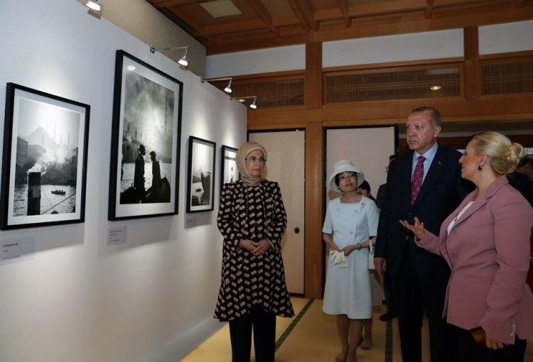 <p>Erdoğan, Japonya'nın Kyoto şehrinde "Ara Güler Sergisi"nin açılışını gerçekleştirdi. <br />
<br />
Serginin düzenlendiği Tofukuji Tapınağı'na eşi Emine Erdoğan ile gelen Cumhurbaşkanı Erdoğan'a açılışta Altes Prenses Akiko da eşlik etti.</p>

<p>Açılış öncesinde konuşan Cumhurbaşkanı Erdoğan, G20 vesilesiyle Japonya'da bulunmaktan duyduğu memnuniyeti ifade ederek, sergiye ev sahipliği yapan tapınak yetkililerine teşekkürlerini iletti. <br />
 </p>
