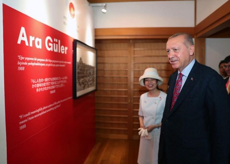 <p>Erdoğan, bu durumun teşviki için bazı kültürel etkinliklere imza attıklarını, "Hazineler ve Osmanlı İmparatorluğu'nda Lale Geleneği" sergisinin Tokyo’da iki ay boyunca yoğun ilgi gördüğünü dile getirdi.</p>

<p>Serginin yaklaşık 170 bin kişi tarafından gezildiğini ve kendisinin de Altes Prenses Akiko ile sergiyi ziyaret ettiğini anımsatan Erdoğan, "Ecdadımızın inceliğini ve zarafetini bu sergi vesilesiyle tekrar görme imkanını bulduk." ifadesini kullandı.</p>
