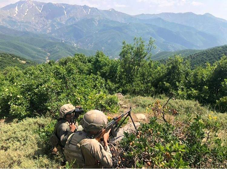 <p><strong>Üniversite öğrencisini katlettiler</strong></p>
<p>Bölge halkının da güvenlik güçlerinin yanında yer almasıyla hareket alanı bulamayan teröristler, sivil vatandaşlara yönelik saldırılarla halk üzerinde baskı kurmaya çalışıyor. </p>
<p>Bu amaçla, Bitlis'in Yukarıölek köyü kırsalında 18 Mayıs'ta odun toplamaya giden 6 vatandaşın üzerine uzun namlulu silahlarla ateş açan eli kanlı terör örgütünün mensupları, bir üniversite öğrencisinin hayatını kaybetmesine neden oldu.</p>