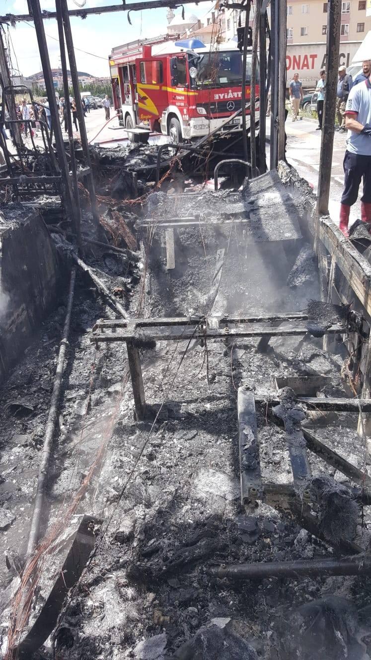 <p>Ankara&rsquo;da seyir halindeki halk otob&uuml;s alev aldı. Dumanların erken fark edilmesi olası bir facianın &ouml;n&uuml;ne ge&ccedil;erken, itfaiye ekiplerince s&ouml;nd&uuml;r&uuml;len yangın sonucu otob&uuml;s k&uuml;le d&ouml;nd&uuml;.&nbsp;</p>
