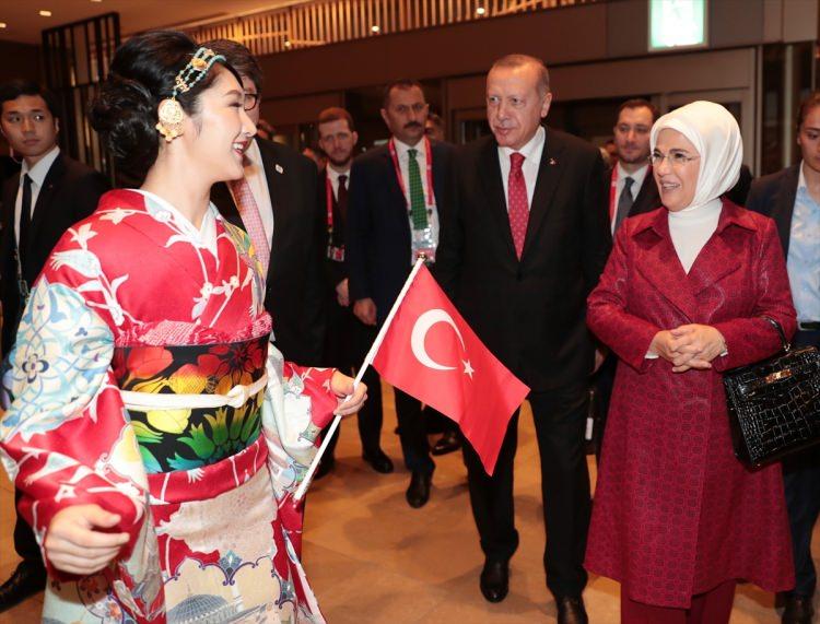 <p> Cumhurbaşkanı Erdoğan, Osaka Kansai Havalimanı'nda Japonya Dışişleri Bakan Yardımcısı Kenji Yamada, Türkiye'nin Tokyo Büyükelçisi Murat Mercan ve diğer ilgililer tarafından karşılandı.</p>
