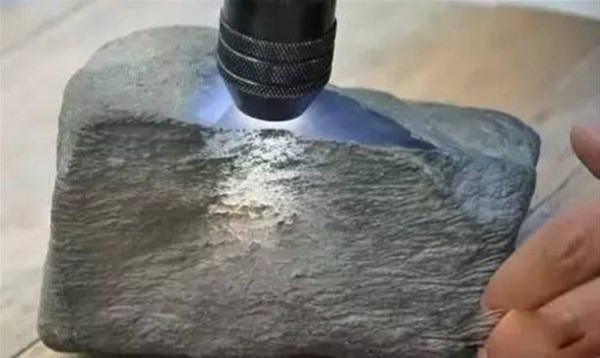 <p>Taşın üst katmanı soyulunca içinden zümrüt taşı çıktı. </p>

<p> </p>
