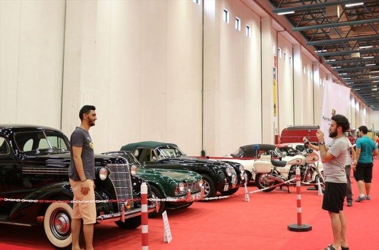 <p>Bu yıl ziyaretçi sayısının 2018'e göre 2,5 kat artışla 20 bine çıkmasını beklediklerini dile getiren Tayalı, festivalde ayrıca klasik araç yedek parçalarının ve ekipmanlarının satılacağını workshopların yanısıra klasik araçlara ilişkin her şeyin bulunabileceğini bildirdi.</p>