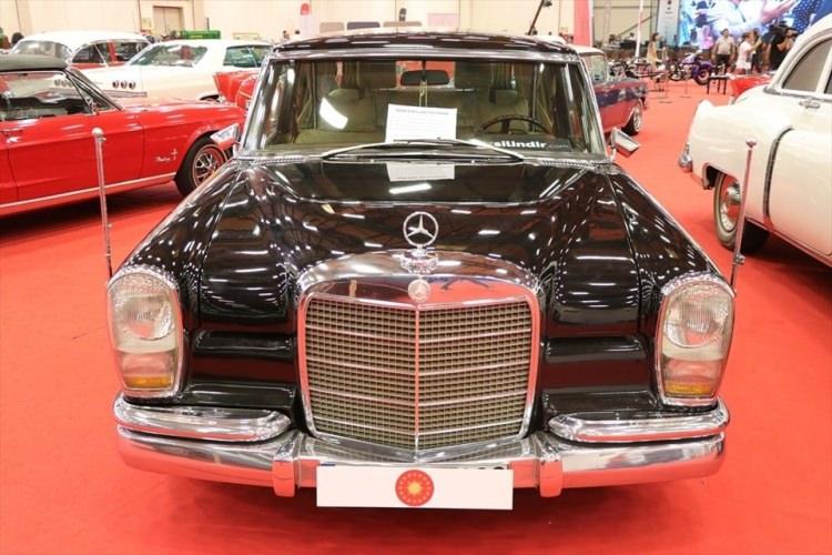 <p>Cumhurbaşkanlarının makam araçları festivalde</p>
<p>Festivalde 4. Cumhurbaşkanı Cemal Gürsel tarafından kullanılan Cadillac marka 1967 model makam aracı ziyaretçilerin beğenisine sunuldu.</p>
<p>6. Cumhurbaşkanı Fahri Korutürk, 7. Cumhurbaşkanı Kenan Evren, 8. Cumhurbaşkanı Turgut Özal ve 9. Cumhurbaşkanı Süleyman Demirel tarafından makam aracı olarak kullanılan Mercedes 600 Pullman model araç da ziyaretçilerle buluştu.</p>
<p>Öte yandan, 8. Cumhurbaşkanı Turgut Özal'ın hayatını kaybettiği Mercedes marka ambulans da ilgi çeken araçlar arasında yer aldı.<br />
</p>