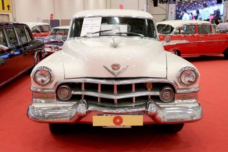 <p>"Çocuklar için oyun-eğlence ve workshop alanları, çocuklarla Volkswagen ve trabant otomobilleri boyama etkinliği, klasik otomobillerle ilgili video gösterimleri, söyleşiler, mini konserler, dans showlar, yedek parça, çıkma parça, aksesuar, vintage objelerin satılacağı standlarımız da festivalimizin bir parçası olacak. Ayrıca yaklaşık 30 otomobilin katılımıyla gerçekleşecek olan Klasik Otomobil Müzayedesi de festivalin heyecanı yüksek ilgi çekecek bölümlerinden biri olacak."<br />
 </p>
