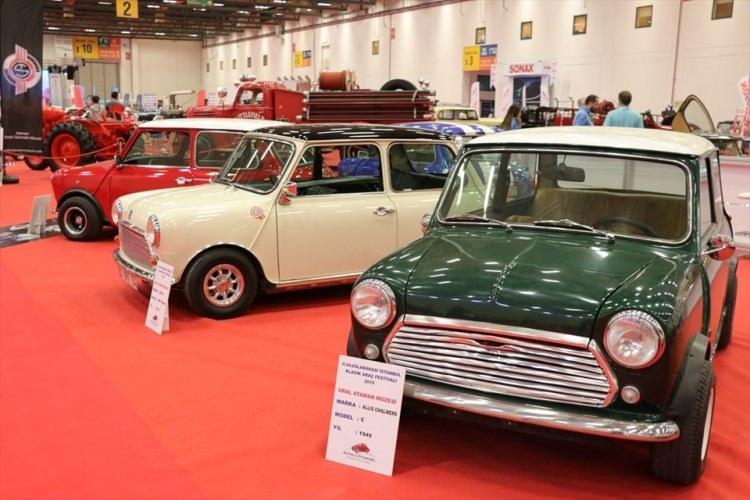<p>Fatma Girik'ten Hulusi Kentmen'e Yeşilçam otomobilleri </p>
<p>Zeki Alasya'nın 1960 model Chevrolet Impala'sı, Müzeyyen Senar'ın sıfır olarak ilk satın aldığı ve uzun yıllar kullandığı 1970 Anadol'u, Ayhan Işık'ın 1966 model Mercedes'i ve Sadri Alışık'ın 1957 Chevrolet Belair'i de ziyaretçileri Türk sinemasında bir yolculuğa çıkararak anıları canlandırdı. Festivale gelen ziyaretçiler bir de sürpriz yaşadılar. İlk Türk otomobili Devrim'in replikası sinema alanında sergilenirken, filmi de sürekli gösterimde oldu. <br />
</p>