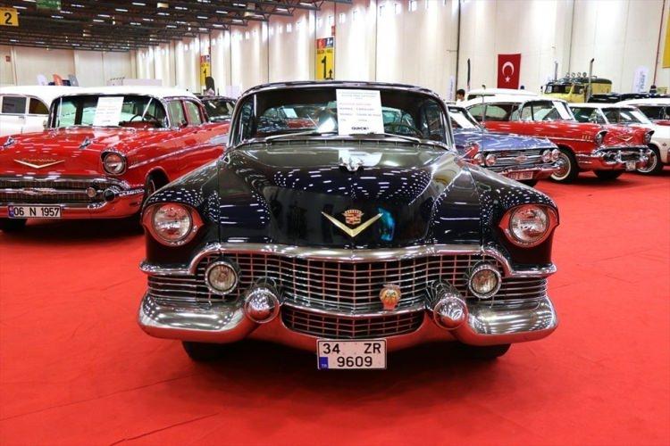 <p>Hollywood ünlülerinin klasikleri de festivalde</p>
<p>Bu yıl ikinci kez düzenlenen festivalde Rock'n Roll'un efsanesi Elvis Presley'in 1954 model Cadillac marka otomobili ve sinemacı kimliği ile olduğu kadar hızlı yaşam tarzıyla da adından hala söz ettiren Marilyn Monroe'nun hayattayken kullandığı 1956 Model Ford Thunderbird'ü en nadide parçalar arasında yer aldı.</p>