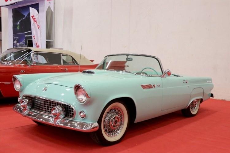 <p>Bunların yanında ayrıca; Steve McQueen'in 1960 Porsche 356'sı, Harry Potter'ın 1959 Ford Anglia'sı, Fenomen dizi Kara Şimşek'te kullanılan 1982 Pontiac Transam'ı, seksenlerin unutulmaz televizyon dizisi Dallas'ta kullanılan 70'li yıllara ait Chevrolet pick-up, bir nesile ilham veren VW Herbie, efsane Aston Martin model otomobiller de festivalde yer alarak anıları yeniden canlandırdı. <br />
</p>