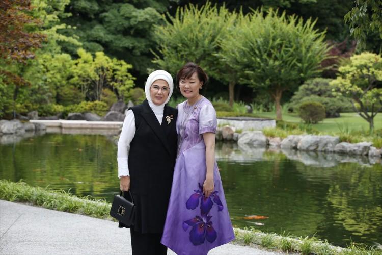 <p>Emine Erdoğan'da bu geziyle ilgili sosyal medyadan paylaşım yaptı. Erdoğan paylaşımında, <strong>'G20 zirvesi resmî eş programında Japonya First Lady’si Akie Abe evsahipliğinde Kyoto Tofuku-ji Tapınağında devlet başkanlarının eşleriyle bir araya geldik. Bu vesileyle ülkenin en eski tapınaklarından birini ziyaret etmekten memnuniyet duydum.' </strong>ifadelerine yer verdi.</p>
