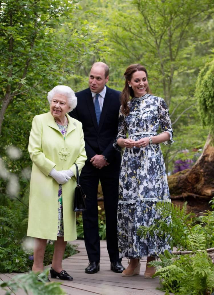 <p>İngiliz Kraliyet ailesinin bir numaralı gelini Kate Middleton'e saraydan büyük iş verildi. Basında tahtin devrinin yaklaşması ile gözler Dük William ve eşi Kate’e çevrildi.</p>
