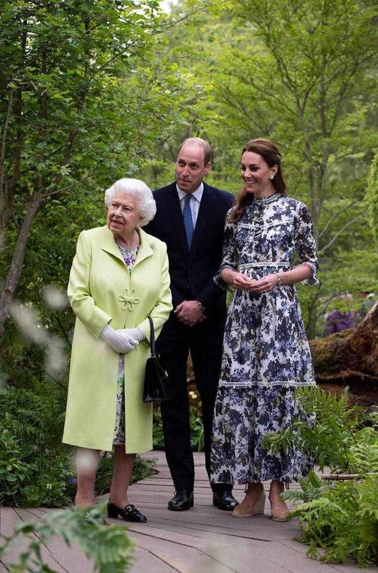 <p>67 yıldır İngiliz Kraliyeti Fotoğraf Derneği'nin patronu olarak görev yapan Kraliçe Elizabeth'in bu görevi artık Kate Middleton'a devretme kararı aldığı söyleniyor.</p>
