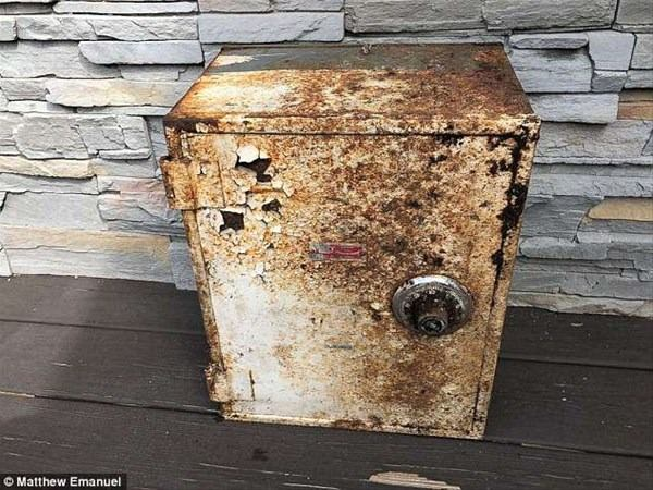 <p>ABD'nin New York eyaletinde bulunan Staten Island'da yaşayan çift, bahçelerinde gömülü gizemli bir kasa buldu. Kasanın içinden adeta ufak bir servet çıktı.Maria Colonna-Emanuel ve kocası Matthew, kasada saklı gömülü bir hazine bulmanın çocukluk hayali olduğunu söyledi. </p>

<p> </p>
