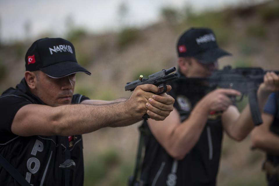 <p>Yılmaz, uyuşturucuyla mücadelede farkındalığı artırmak amacıyla kısa film yarışması düzenlediklerini aktararak, yarışmada birinci seçilen "İki Ekmek" isimli kısa filmin, dairenin internet sitesinden izlenebileceğini dile getirdi.</p>
<p> </p>