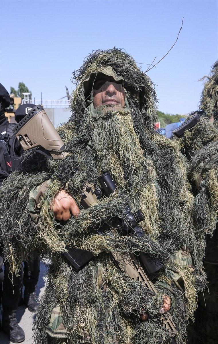 <p>Jandarma Mehteran Birliğinin gösterisiyle başlayan programda, Köpek Unsurları Bölüğünün gösterisi izleyicilerden alkış aldı.</p>

<p> </p>
