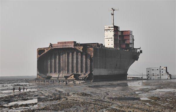 <p>'&Ouml;l&uuml;m' iş&ccedil;ileri</p>

<p>Bangladeş "parlayan sekt&ouml;r"&uuml; de "&ouml;ld&uuml;ren" gemi s&ouml;k&uuml;m&uuml;.</p>
