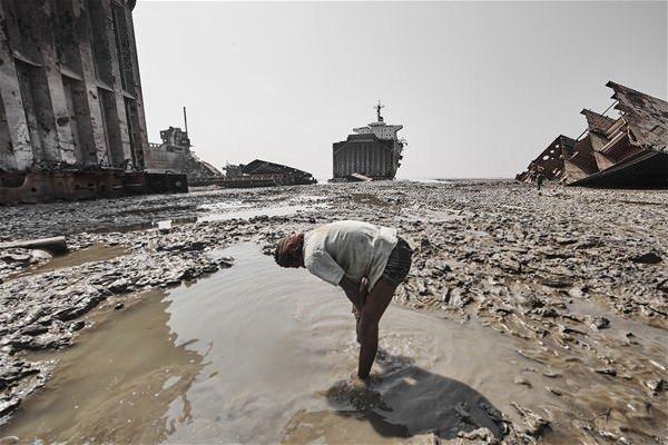 <p>D&uuml;nyayı dolaşan y&uuml;k gemilerinin &ouml;mr&uuml; yaklaşık olarak 20-25 yıl. Belli bir &ouml;mr&uuml; aşan gemilerde tamir ve bakım masrafları artarak, o geminin işletilmesini ekonomik bakımdan verimsiz kılıyor. Bu nedenle yaşlı gemiler hurdaya &ccedil;ıkarılarak bir t&uuml;r geri d&ouml;n&uuml;ş&uuml;m s&uuml;recine sokuluyor.</p>

<p>&nbsp;</p>
