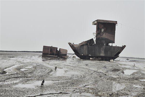 <p>Gemilerinin geri d&ouml;n&uuml;ş&uuml;m&uuml;n&uuml; yıllarca kendi &uuml;lkesinde yapmış olan Amerikan donanması, artık hurdalarını Hintli ya da Bangladeşli gemi s&ouml;k&uuml;m patronlara satıyor.</p>

<p>&nbsp;</p>
