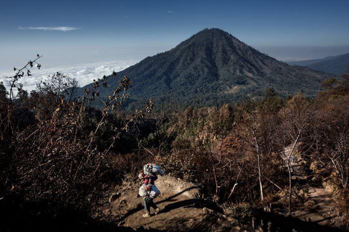 <p>"Şeytan altını" adını verdikleri k&uuml;k&uuml;rt arayışı i&ccedil;indeki 300 madenci, her g&uuml;n 3,5 kilometre yol kat ederek dağa tırmanıyor, sonra da k&uuml;k&uuml;rt kristallerinin oluştuğu yanardağın i&ccedil;ine doğru 800 metre iniyor. &Ccedil;oğu hi&ccedil;bir korunma olmadan karanlıkta ve boğucu sıcakta &ccedil;alışıyor, ciğerlerini yakan ve g&ouml;zlerinden sel gibi g&ouml;zyaşı akmasına neden olan k&uuml;k&uuml;rtl&uuml; gaz soluyor.</p>

<p>&nbsp;</p>
