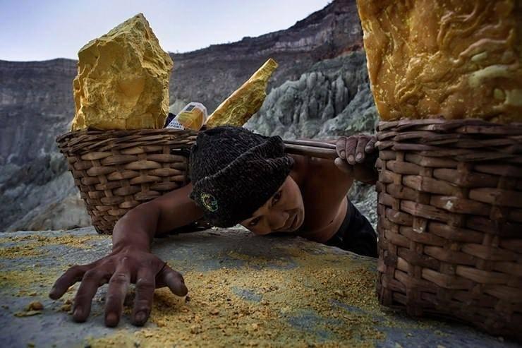 <p>"Şeytan altını" adını verdikleri k&uuml;k&uuml;rt arayışı i&ccedil;indeki 300 madenci, her g&uuml;n 3,5 kilometre yol kat ederek dağa tırmanıyor, sonra da k&uuml;k&uuml;rt kristallerinin oluştuğu yanardağın i&ccedil;ine doğru 800 metre iniyor. &Ccedil;oğu hi&ccedil;bir korunma olmadan karanlıkta ve boğucu sıcakta &ccedil;alışıyor, ciğerlerini yakan ve g&ouml;zlerinden sel gibi g&ouml;zyaşı akmasına neden olan k&uuml;k&uuml;rtl&uuml; gaz soluyor.</p>

<p>&nbsp;</p>
