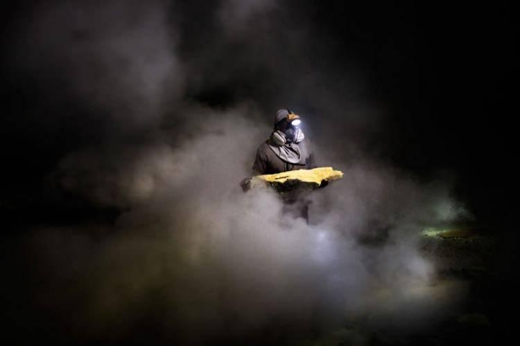 <p>Ahmad (44) 25 yıldır k&uuml;k&uuml;rt madeninde &ccedil;alışıyor. K&uuml;k&uuml;rt, kibrit, lastik, b&ouml;cek ilacı, g&uuml;bre, kozmetik, pil, şeker ve film gibi &ccedil;ok &ccedil;eşitli &uuml;r&uuml;nde kullanılıyor.</p>

<p>&nbsp;</p>
