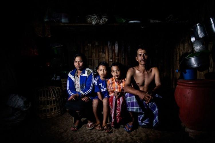 <p>Mat Buand (36) karısı Satini, &ccedil;ocukları Anip ve Aska ile... Buang haftada d&ouml;rt g&uuml;n, g&uuml;nde iki kez k&uuml;k&uuml;rt taşıdığı madende d&ouml;rt yıldır &ccedil;alışıyor.</p>

<p>&nbsp;</p>
