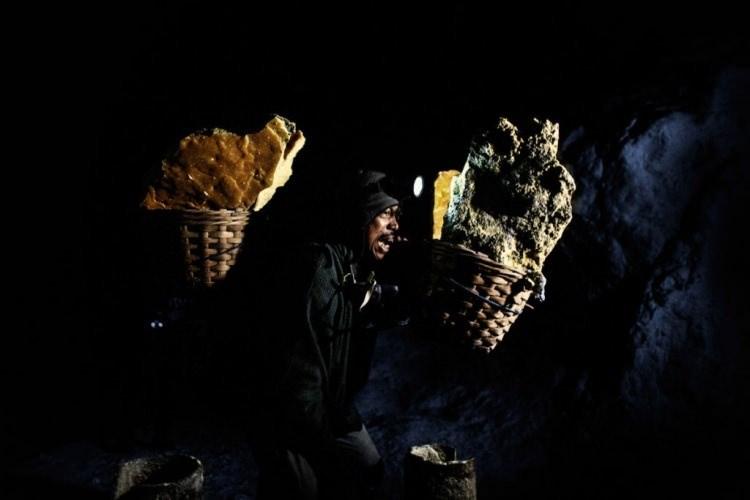 <p>Mat Buand (36) karısı Satini, &ccedil;ocukları Anip ve Aska ile... Buang haftada d&ouml;rt g&uuml;n, g&uuml;nde iki kez k&uuml;k&uuml;rt taşıdığı madende d&ouml;rt yıldır &ccedil;alışıyor.</p>

<p>&nbsp;</p>
