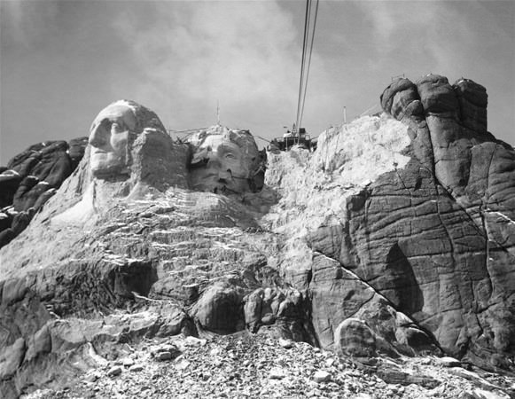 <p>1930'larda kısmen tamamlanmış Rushmore Dağı Anıtı, ABD. </p>

<p> </p>
