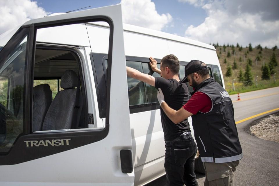 <p>Narkotik polislerince, 1 Ocak-20 Haziran tarihlerinde yurt genelinde gerçekleştirilen operasyonlarda, 8 ton 836 kilogram esrar, 10 ton 883 kilogram scanc, 9 ton 296 kilogram eroin, 1 ton 82 kilogram kokain, 145 kilogram sentetik kannabinoid ve hammaddesi, 312 kilogram metamfetamin, 6 milyon 860 bin adet captagon hap ve 4 milyon 935 bin adet ecstasy hap ele geçirildi.</p>
<p> </p>