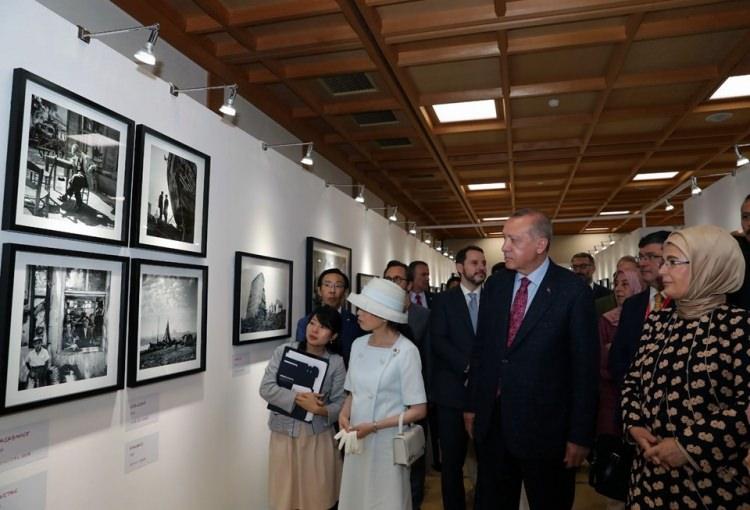 <p>Erdoğan, 17 Ekim 2018'de hayatını kaybeden Ara Güler'in Master of Leica unvanına sahip dünyanın en iyi 7 fotoğrafçısından biri olduğunun altını çizerek "Ülkemizin son yıllarda yetiştirdiği en başarılı sanatçılardan olan Ara Güler'in fotoğraf sergisinin açılışını yapmak şahsım için de gurur kaynağıdır." dedi.</p>
