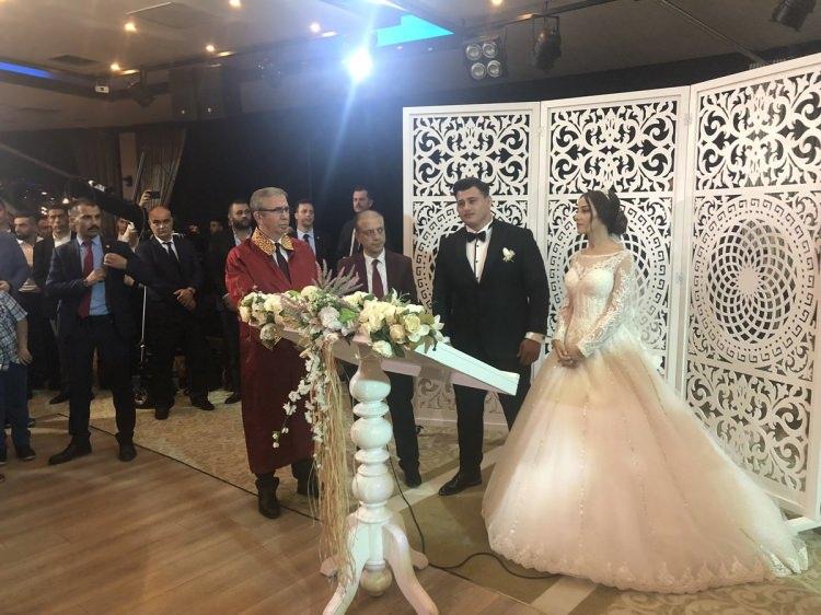 <p>Ankara'daki Göksu Ada Restaurant'ta yapılan törende nikahı Ankara Büyükşehir Belediye Başkanı Mansur Yavaş kıydı.</p>
