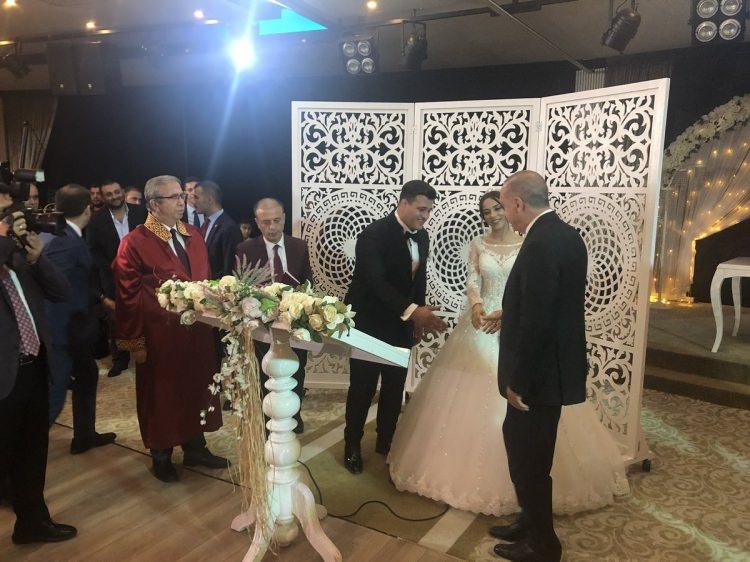 <p>Çifte mutluluk dileyen Erdoğan, evlilik cüzdanını Zeynep Yılmaz'a takdim etti.</p>