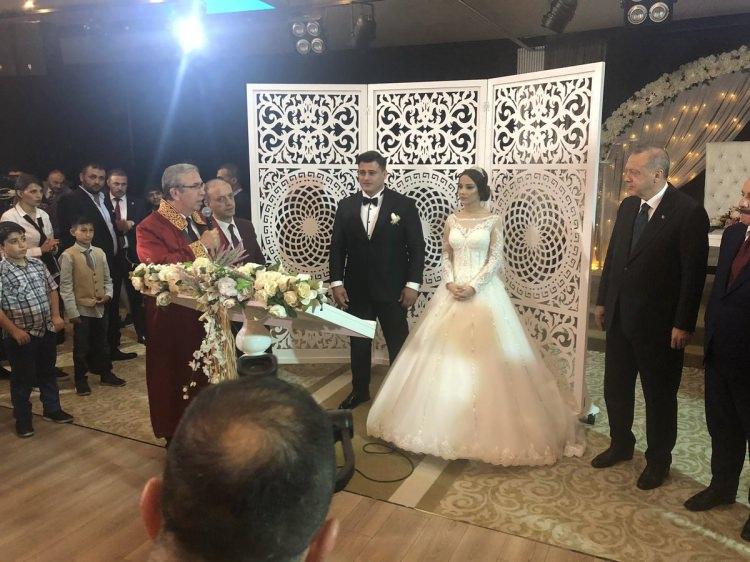 <p>Düğüne çiftin ailesi ve yakınlarının yanı sıra siyaset ve spor camiasından isimler de katıldı.</p>