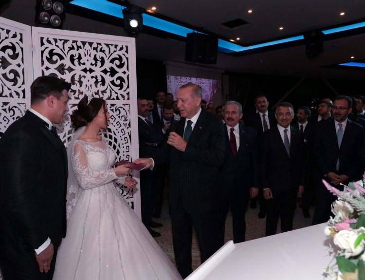 <p>Milli güreşçi Rıza Kayaalp, Zeynep Yılmaz ile evlendi.</p>
