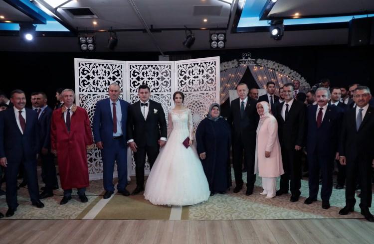 <p>Çiftin nikah şahitliklerini ise Türkiye Cumhurbaşkanı ve AK Parti Genel Başkanı Recep Tayyip Erdoğan, TBMM Başkanı Mustafa Şentop, Cumhurbaşkanı Yardımcısı Fuat Oktay, Gençlik ve Spor Bakanı Mehmet Muharrem Kasapoğlu, eski Ankara Büyükşehir Belediye Başkanı Melih Gökçek ve olimpiyat şampiyonu milli güreşçi Taha Akgül yaptı.</p>