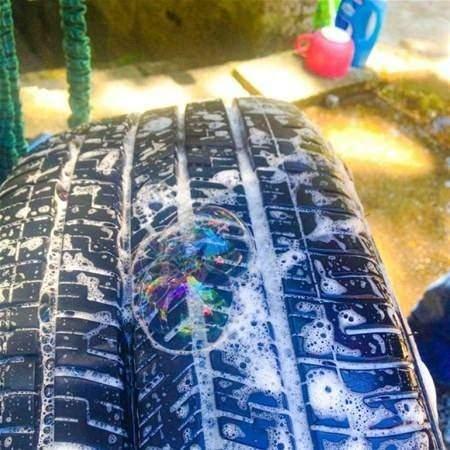 <p>Lastiğinizde bir delik bulamazsanız, içini biraz hava ile doldurun, havalandırın ve üzerine biraz köpük koyun. Delinmiş noktadaki baloncukları böylelikle görebilirsiniz.</p>
<p> </p>